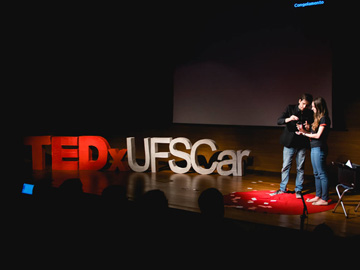 TEDxUFSCar Ilusionista Caio Ferreira. Bicampeão Latino-Americano de ilusionismo